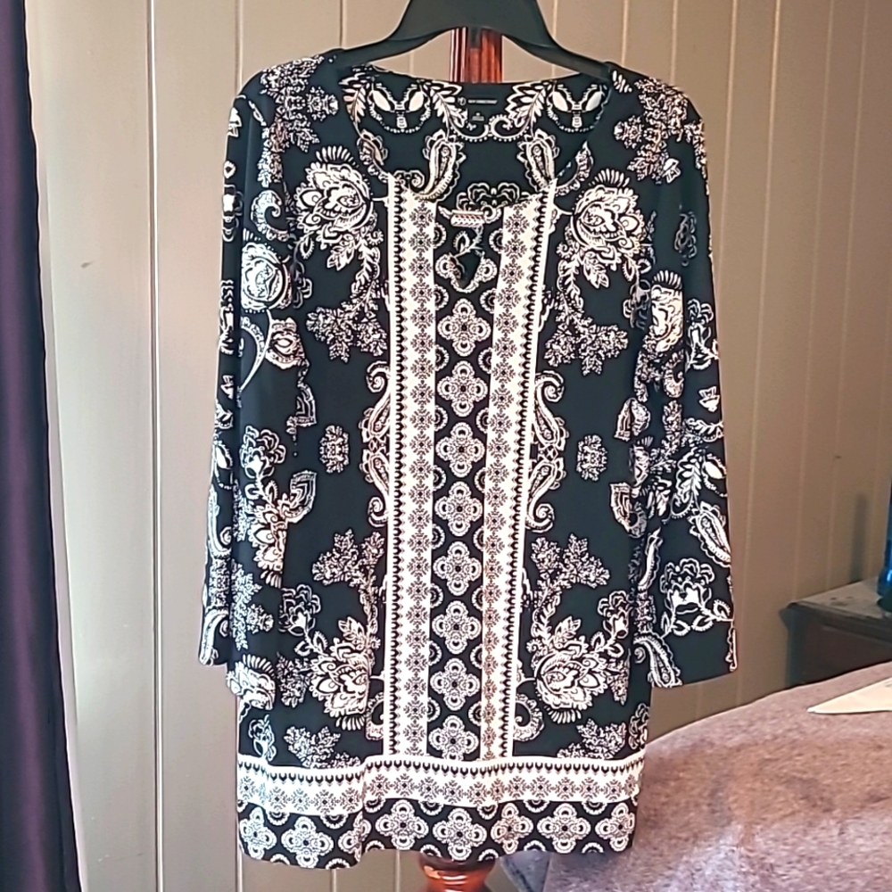 New Directions ladies blouse. Size M Black and white